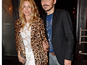Sienna Miller karján tervezővel Kate Moss-t idézi