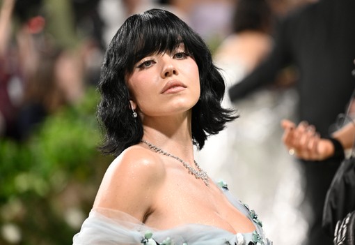 Alig ismertünk rá! Sydney Sweeney fekete hajjal érkezett a Met-gálára
