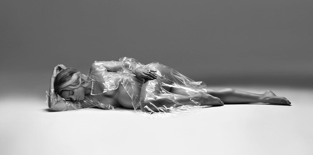 Ciara meztelenre vetkőzött várandósan