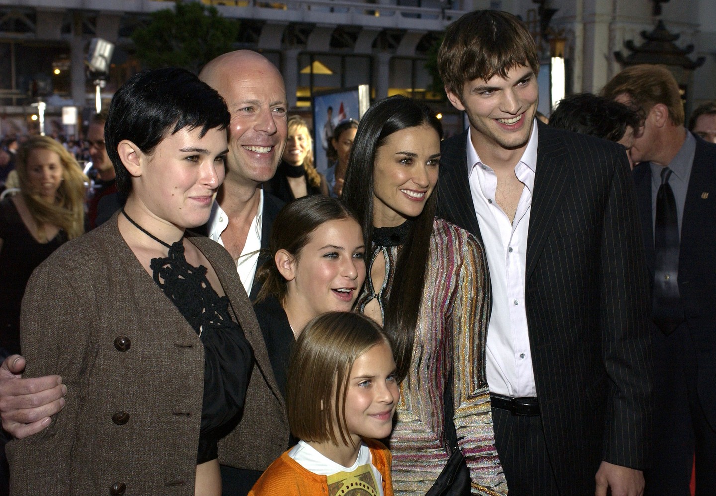 2005-ben, miután Demi Moore feleségül ment Ashton Kutcherhez, a tökéletes mozaikcselédként funkcionáltak. Bár Kutcher és Moore válása végül nem volt felhőtlen, a színész úgy emlékezett vissza, hogy pont annyira szerette a három lányt, mintha csak a sajátjai lennének, és a legnagyobb örömmel vett részt a felnevelésükben. 