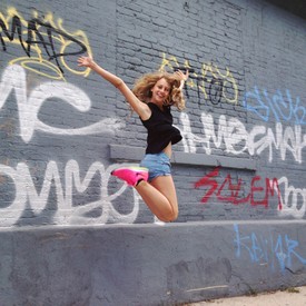 Gréta Vanessával tartott az egyik fittingjére. A fotó Chelsea-ben készült, és a lányok nagyon szeretik az ilyen ugrálós képeket.