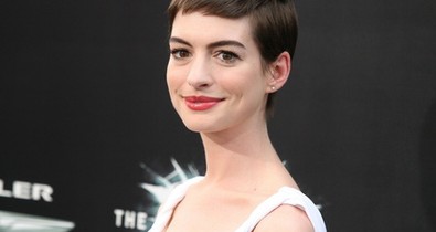 Anne Hathaway-t kissé sápasztja a ruha