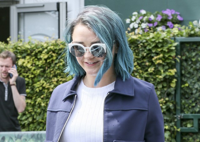 maisie williams, hajszín, frizura, hajfestés, festés, trónok harca, kék haj