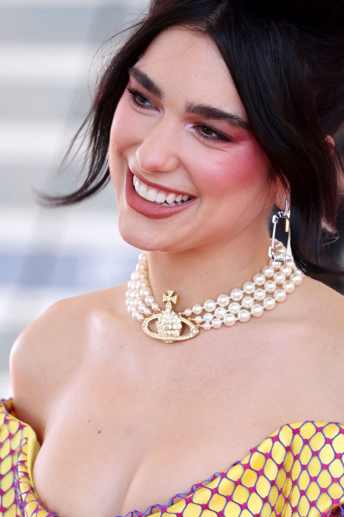 Dua Lipa 2021-ben a Brit Awards eseményen viselt egy klasszikus Vivienne Westwood nyakláncot, amin jól megfigyelhető a márka ikonikus logója