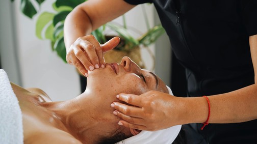 Professzionális arcmasszázs technikák és azok hatásai