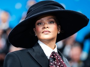 Rihanna pikáns fotói felrobbantották az internetet, egy szál bikiniben pózol az állapotos énekesnő