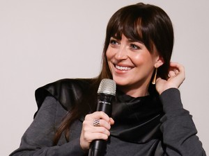 Dakota Johnson félmeztelen Calvin Klein kampánya lángra lobbantotta az internetet