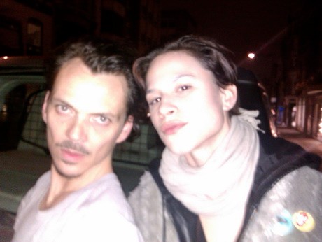 Molnár Juli még a neves dizájner, Matthew Williamson partijára is hivatalos volt. Képünkön épp Matthew-val mosolyog.