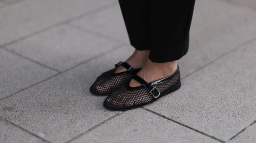 Hódít a meztelencipő! A hálós balerina a tavasz legmenőbb trendje