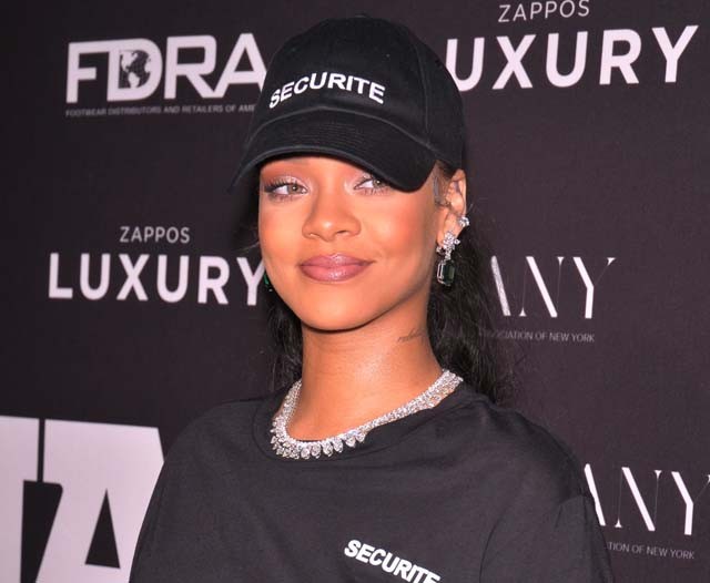 Rihanna melltartó nélkül Puma
