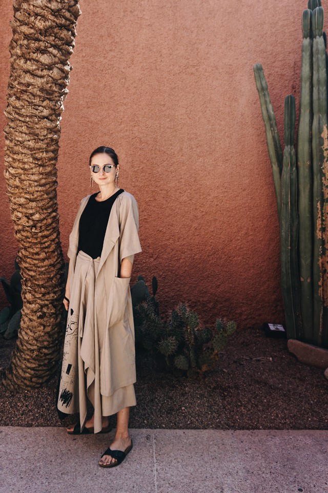 Majoros Zita a marokkói YSL múzeum előtt a legmenőbb szettben pózol