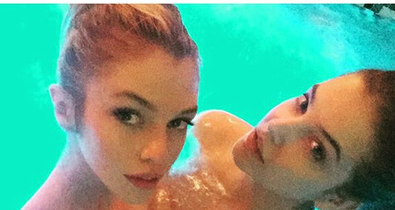 Palvin Barbara és Stella Maxwell közös pucérkodással búcsúztatják az évet