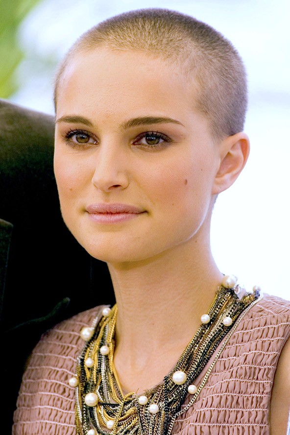 2005-ben a törékeny Natalie Portman egy szerep kedvéért vált meg a hajától, szerinte nagyon mókásan nézett ki kopaszon.
