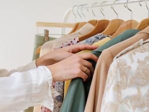 Százezrek lapulnak a gardróbodban? Ezzel a trükkel azonnal elkapkodják a használt ruháidat
