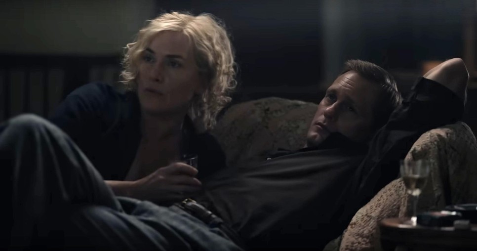 Kate Winslet és Alexander Skarsgard a Lee-ben
