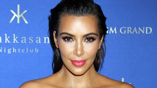 Fekete kukazsákba tekerte magát Kim Kardashian