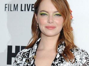 Emma Stone hajába egy egész rózsacsokrot belefontak, és milyen jól tették!