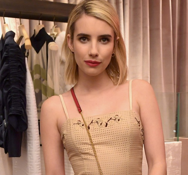 Emma Roberts gyönyörű kismama fotókkal jelentette be, hogy várandós
