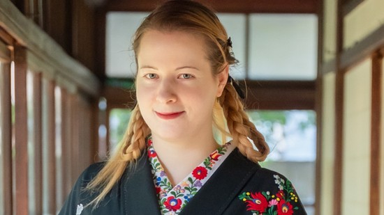 Kultúrák összevarrása – magyar hímzések japán kimonókon Pór Andrea kezei nyomán