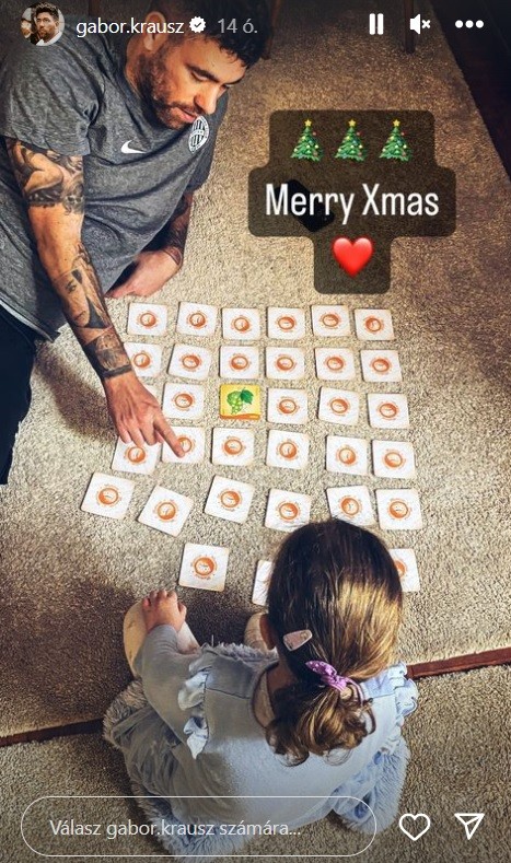 Krausz Gábor a kislányával játszik