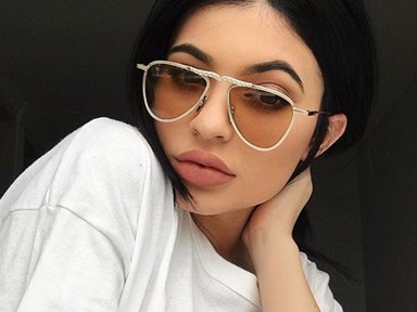 Kylie Jenner megint szőke bombázó lett, és figyeld ezt a drámai sminket!