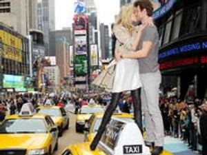 Forró csókkal állították meg a forgalmat