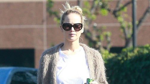 Jennifer Lawrence házi papucsban, hasvillantós pólóban flangált az utcán