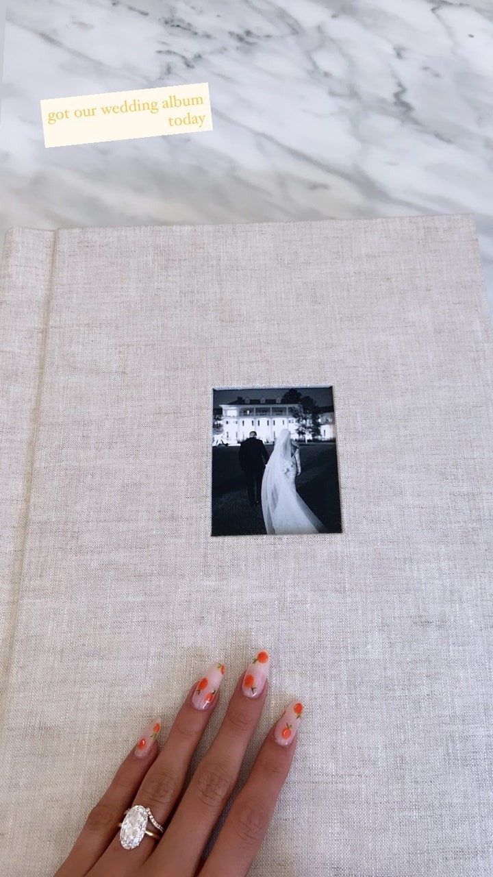 Hailey Bieber a legbájosabb manikűrt hozta el így a nyár végére