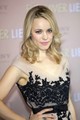 Rachel McAdams egy kicsit félénkebb, nem szívesen mutogatja függőlegesen elrendezett anyajegyeit. Inkább rengeteg alapozóval takarja el őket, amitől azt hinnénk, hogy csak pattanások. Engedd őket lélegezni, Rachel!