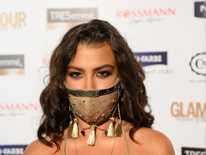 Hiába volt kivágott Tóth Andi ruhája, a maszkjáról nem tudtuk levenni a szemünket