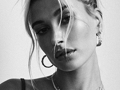 Hailey Baldwin csodálatos a Vogue címlapján, de mi csak a jegygyűrűjét tudjuk nézni