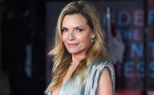 Te is szeretnél úgy ragyogni, mint Michelle Pfeiffer ebben az ezüst estélyiben!
