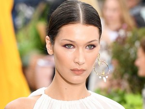 Hogy vehette fel ezt a szettet Bella Hadid egy RANDIRA???