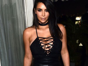 Kim Kardashian és Chrissy Teigen összemérték a mellüket