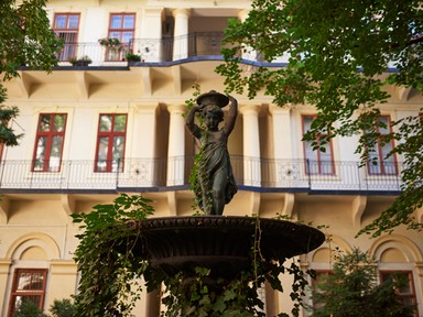 Budapest legcsodálatosabb belső kertjébe visz a Gardróbnaplónk!