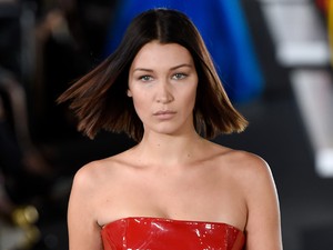 Bella Hadid saját testőrétől védte meg a lesifotóst