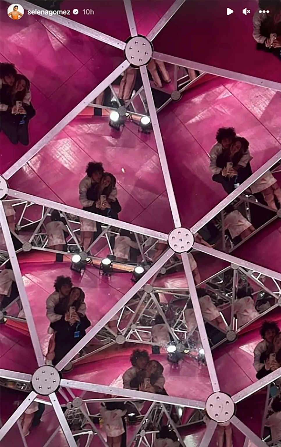 Selena Gomez és Benny Blanco egy kiállításon bújtak össze