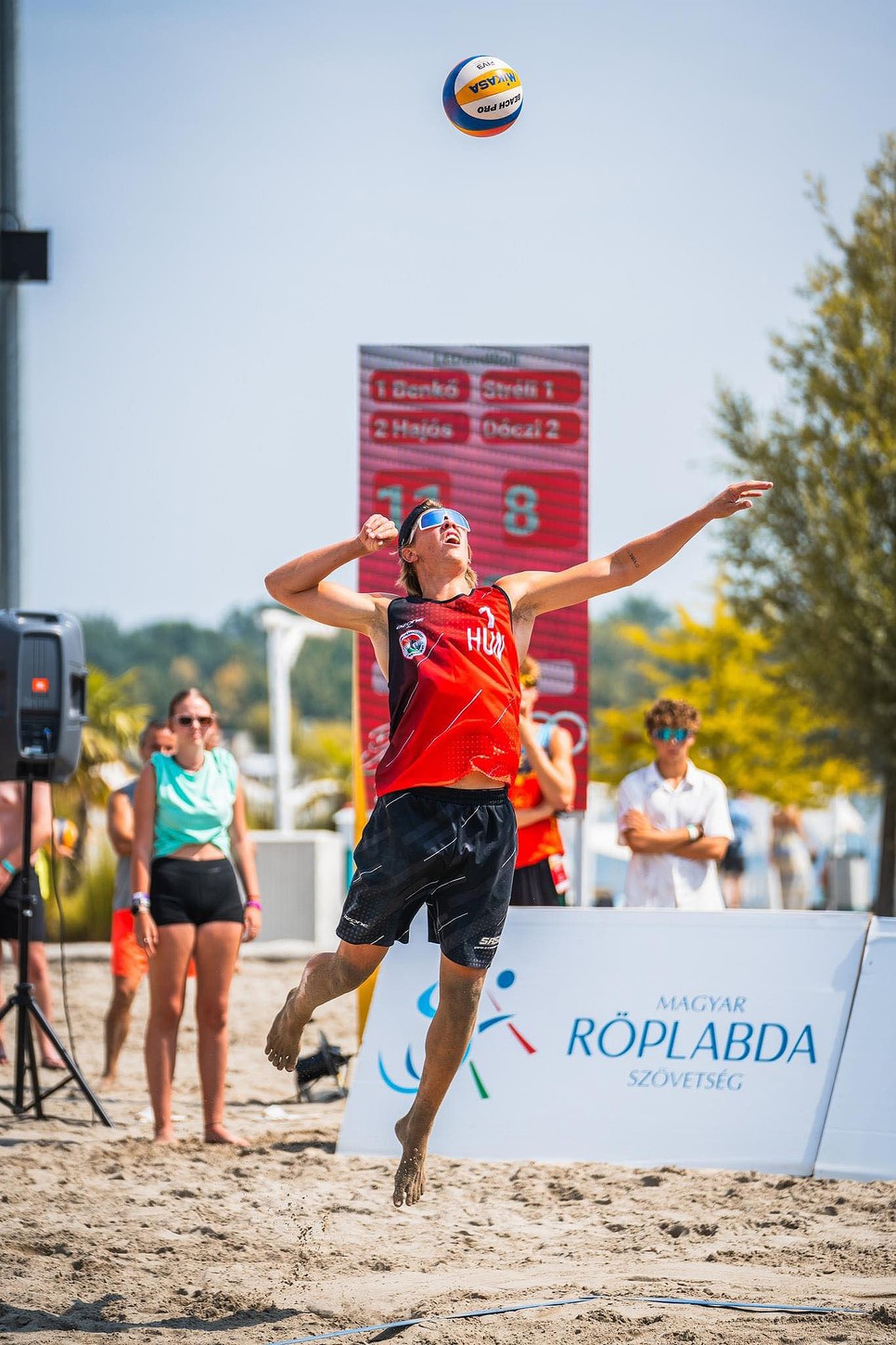 Magyarországon nem igazán kedvezőek a körülmények a téli edzésekhez, így Bence sokat utazik