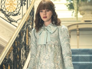 Igen, tényleg így néz ki a Bridgerton Eloisa a valóságban, a 36 éves Claudia Jessie tündöklő szépség