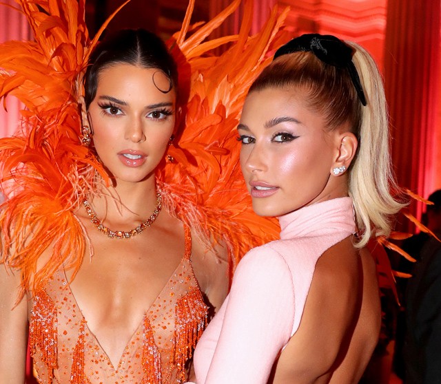Hailey Bieber és Kendall Jenner alakja élőben is pont olyan mint a képeken