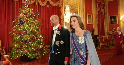 Megérkezett Katalin hercegné és Vilmos herceg karácsonyi képeslapja, a családi fotójuk minden képzeletet felülmúl