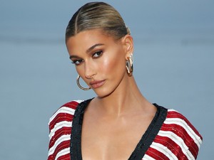 Igazi inspiráció! Íme Hailey Bieber őrülten forró randiszettje