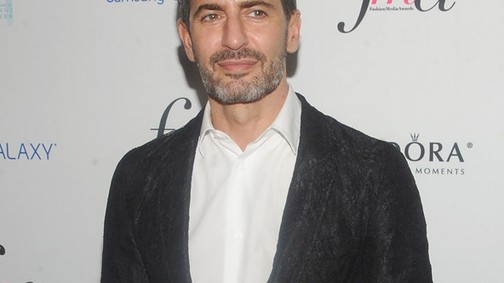 Neonáci jelkép Marc Jacobs pólóján