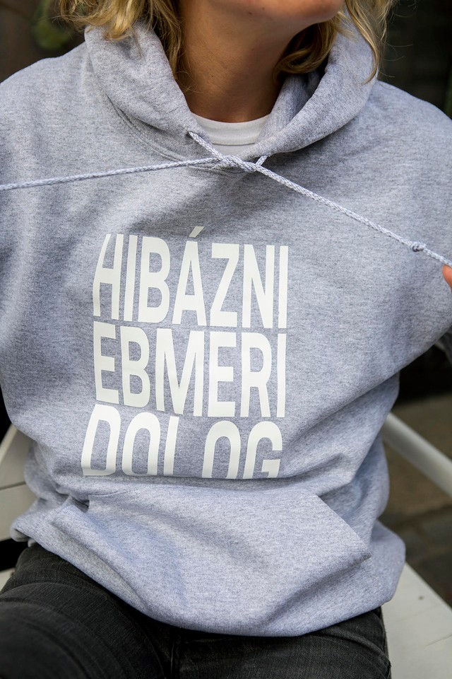 Dóra nagyon menő pulcsival dobta fel a mai szettjét