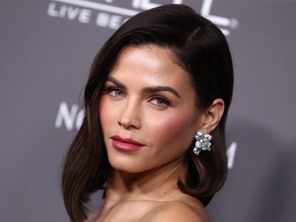 Jenna Dewan hófehér szerelése annyira szexi, hogy az már hihetetlen