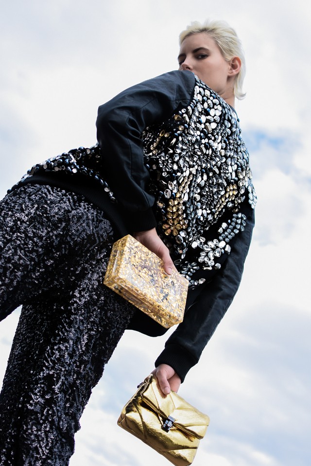 Ki mondta, hogy egy csipkekosztüm, vagy egy kristályos táska nem fér össze egy tornacipővel?