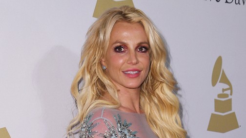 Britney Spears is felvette a meztelen ruhát, de miért?