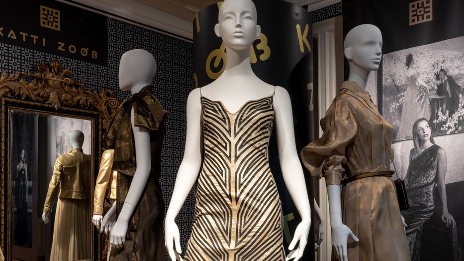 A nagyon sikeres kiállítás nyitvatartását a fokozott érdeklődés miatt megnyújtották. Tökéletes hétvégi program lesz, ha szereted a szép ruhákat, bútorokat, és kedveled a szecessziós stílust!