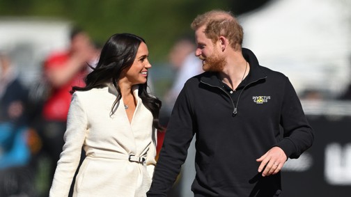 Meghan Markle és Harry herceg csókolózos fotója lángra lobbantotta az internetet, csak úgy árad belőle a szerelem