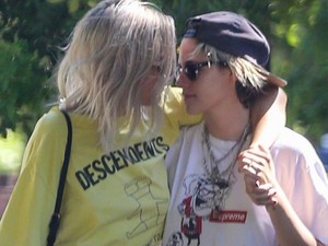 3 hónap alatt 3 nőt fogyasztott el Kristen Stewart: megint egy új lánnyal látták csókolózni